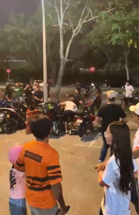 超过10人体育场外大打出手掷铁椅 警:滋事者非球队支持者