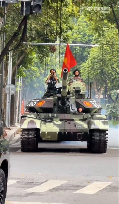 越南阅兵夜间彩排方队被指像保安 士兵聊天看电话网民傻眼