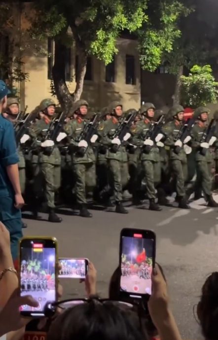 越南阅兵夜间彩排方队被指像保安 士兵聊天看电话网民傻眼