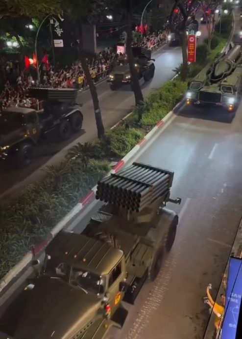 越南阅兵夜间彩排方队被指像保安 士兵聊天看电话网民傻眼