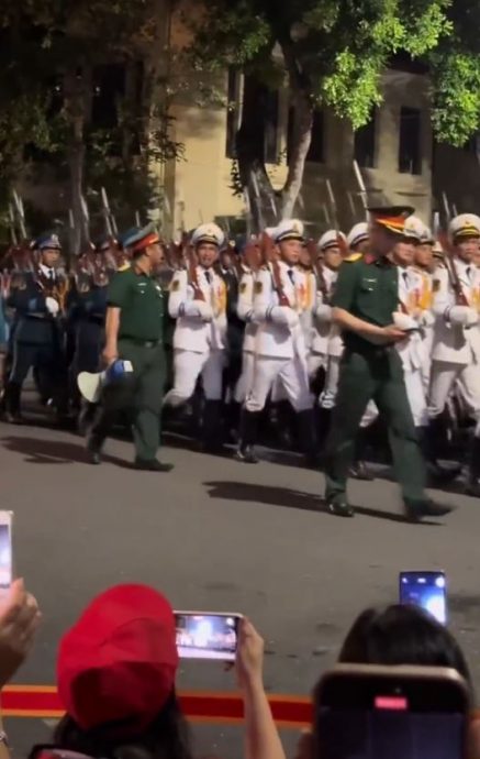越南阅兵夜间彩排方队被指像保安 士兵聊天看电话网民傻眼