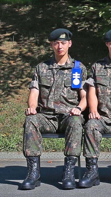 车银优军装被赞帅爆 同袍害羞到不敢直视