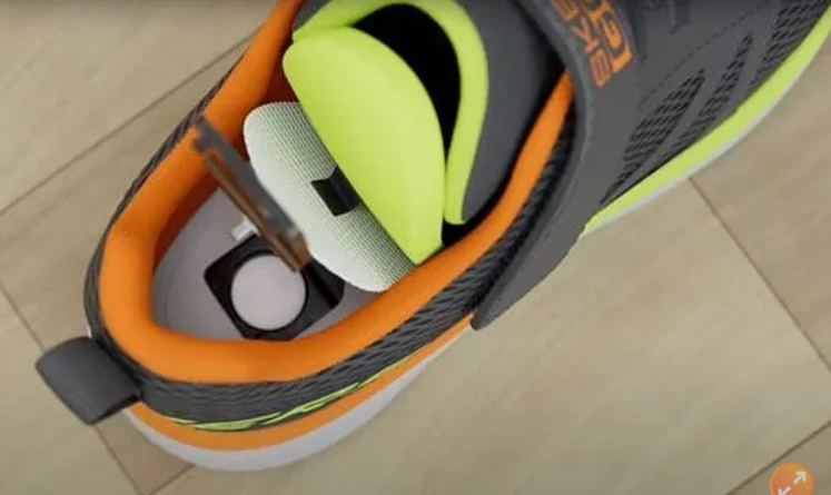 这算孩子福音?新款运动鞋内藏AirTag 你跑去哪爸妈都知道