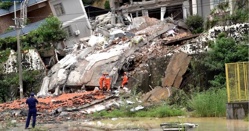 连日暴雨广州白云区山泥倾泻致数栋房屋垮塌　14人被困已救出7人