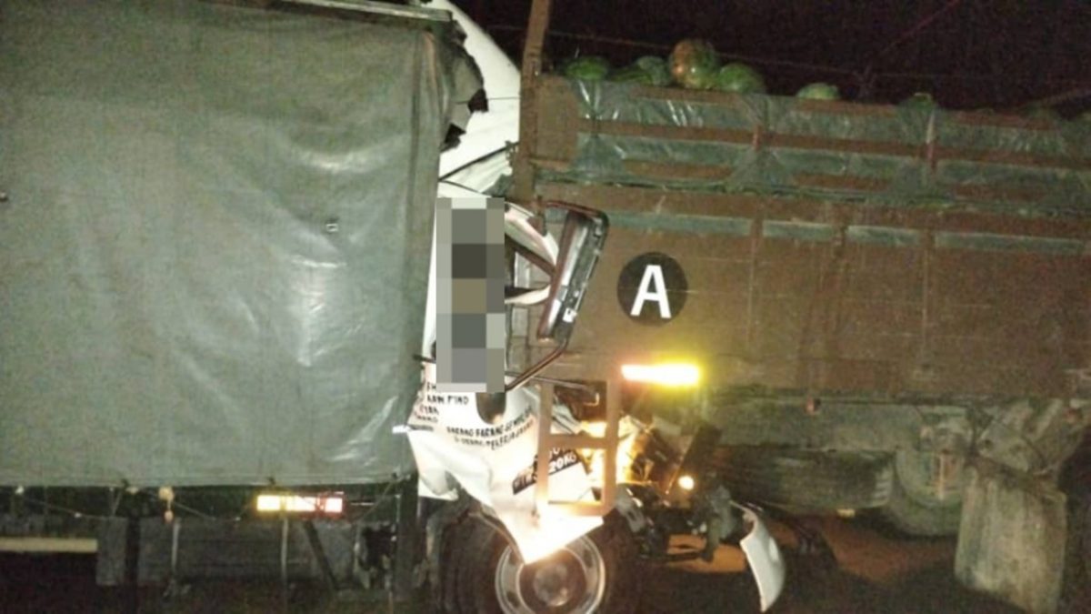 追尾载西瓜罗里后部 载蛋罗里司机遭夹毙