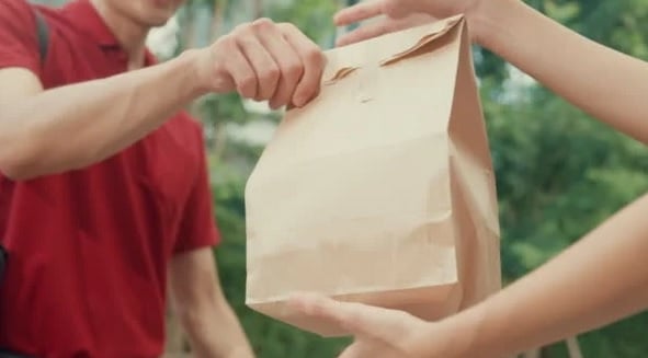 送餐员两次索取小费 语气无礼顾客反感不给