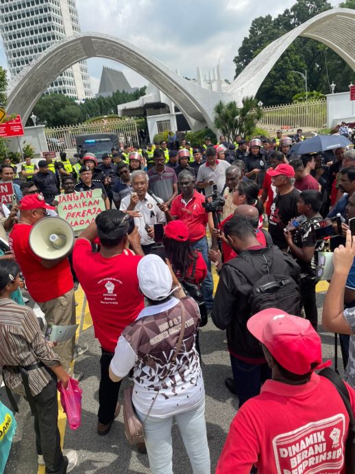 逾500人游行促保障工人房屋 国会外一度与警方推撞