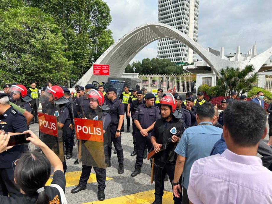 逾500人游行促保障工人房屋 国会外一度与警方推撞