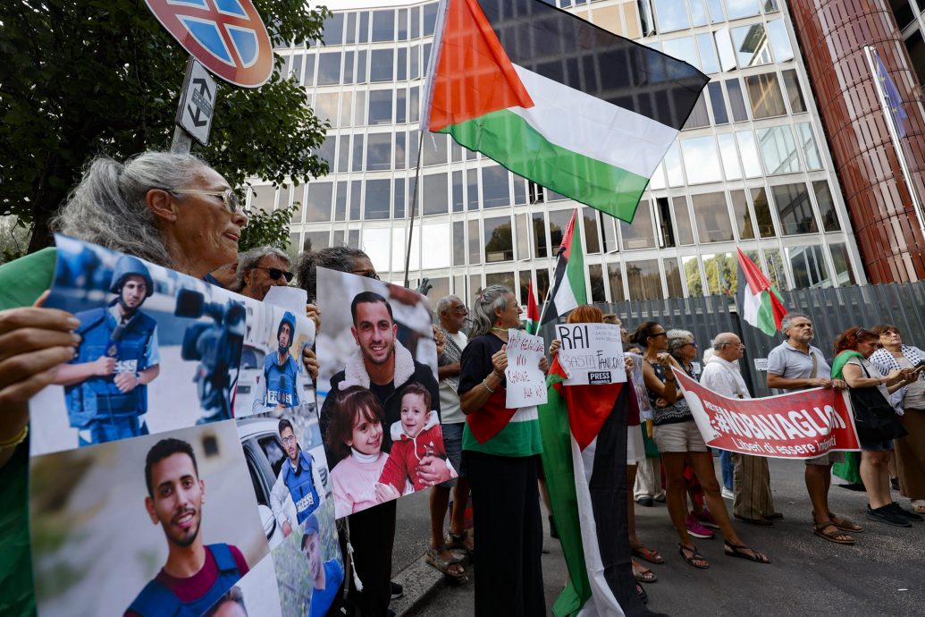 遭以军空袭丧生半岛电视台记者出殡　多国谴责以色列　民众示威