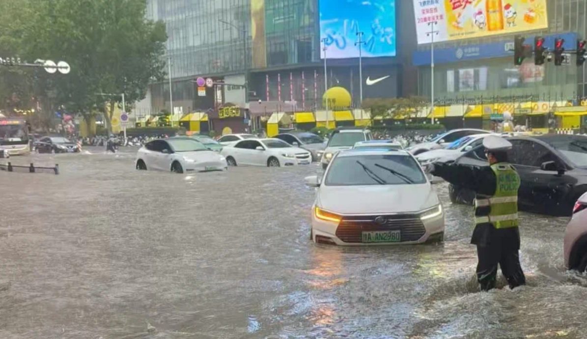 郑州暴雨成灾 全市煞停防汛