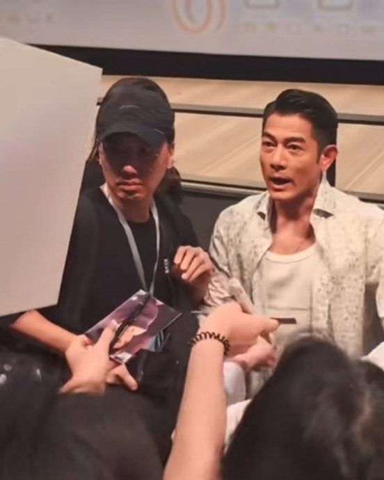 郭富城签名险被粉丝笔戳眼 1举动展现天王风范