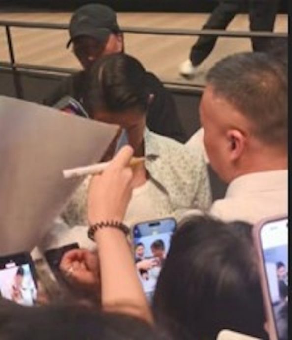 郭富城签名险被粉丝笔戳眼 1举动展现天王风范