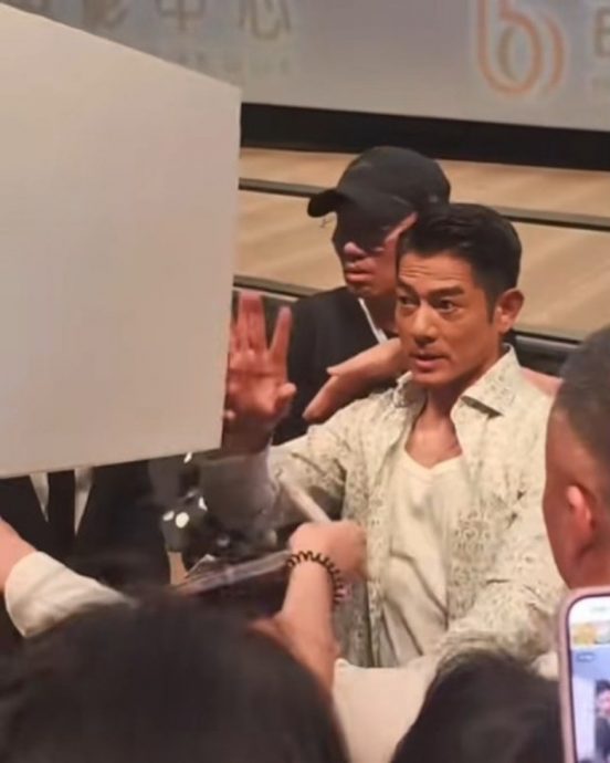 郭富城签名险被粉丝笔戳眼 1举动展现天王风范