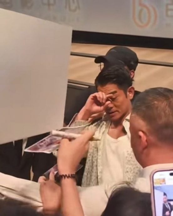 郭富城签名险被粉丝笔戳眼 1举动展现天王风范