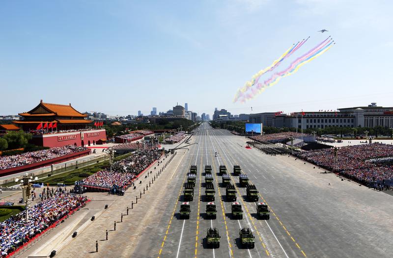 配头三图WW2-ANNIVERSARY/CHINA:People take images of a flower installation commemorating the 80th anniversary of the end of World War Two, in Beijing