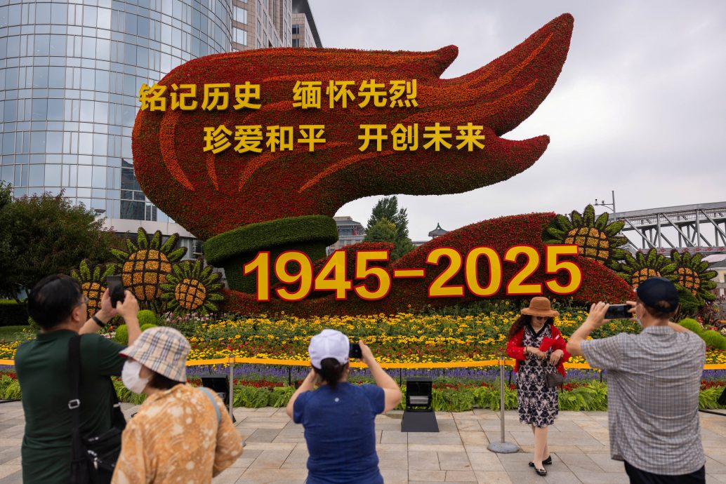 配头三图WW2-ANNIVERSARY/CHINA:People take images of a flower installation commemorating the 80th anniversary of the end of World War Two, in Beijing