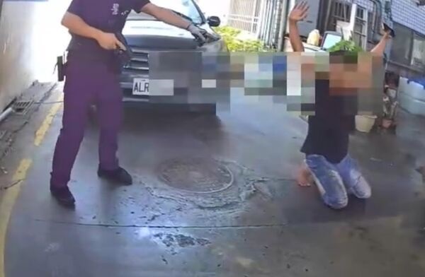 酒后与父口角开3枪泄愤 男子跪地被逮画面曝光