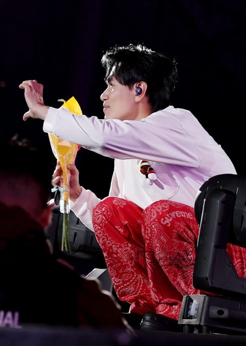 重摔舞台传短暂昏迷 杨宗纬求老妈别看热搜