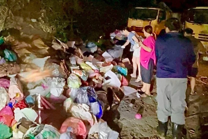 金子宝石误当垃圾丢掉 清洁队员翻整车垃圾帮找到