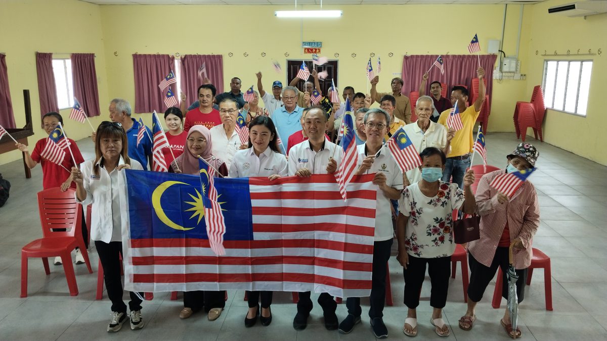 金宝国州议员国庆好康 派国旗免费添油