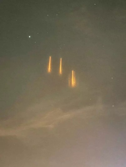 金橙色光瀑布你见过吗?民都鲁现天文奇景─光柱