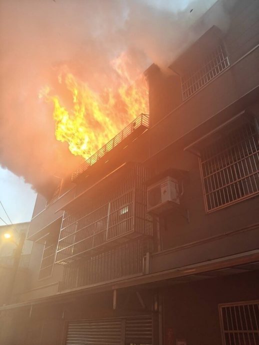 铁窗封死截断逃生路 母紧拥4小孩烧成焦尸