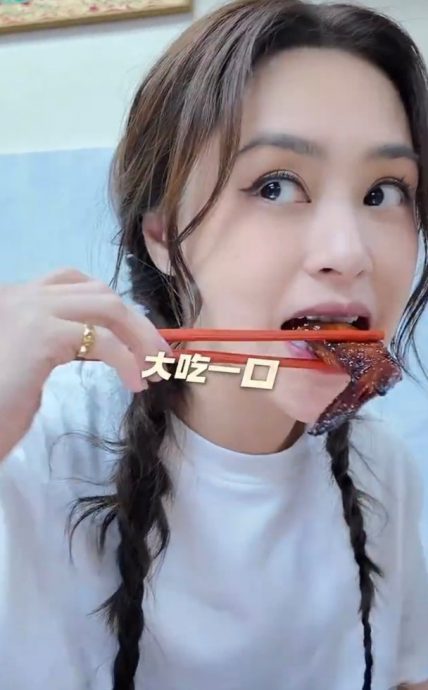 锺欣潼大马乐吃烧鸡翼 对Roti Tisu束手无策