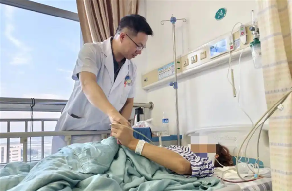 长期低头使用手机 大三生突高位瘫痪