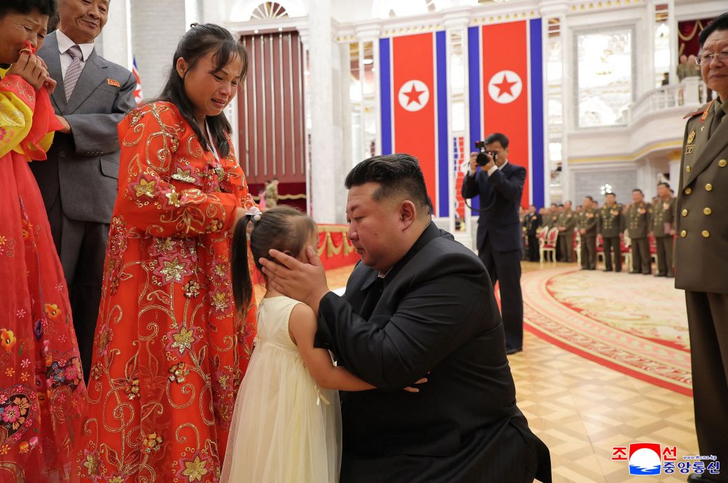   阵亡士兵肖像前下跪致敬 金正恩授勋表扬援俄部队