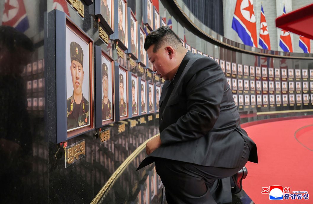   阵亡士兵肖像前下跪致敬 金正恩授勋表扬援俄部队