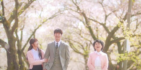 阿仁／《她的日与夜》在年龄裂缝中寻找自我