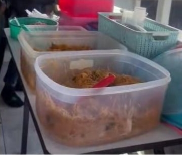 阿叔马路拦截陌生人到家作客用餐