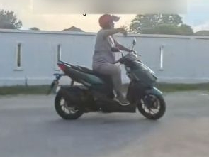 阿叔马路拦截陌生人到家作客用餐