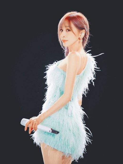 阿娇举V捧场甜心教主　王心凌北京开唱呕4次