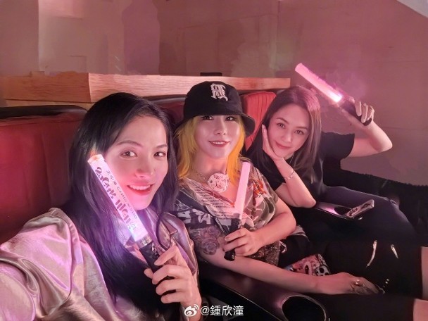 阿娇举V捧场甜心教主　王心凌北京开唱呕4次