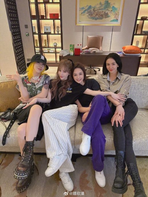 阿娇举V捧场甜心教主　王心凌北京开唱呕4次