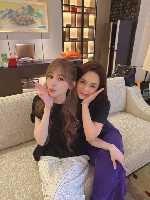 阿娇举V捧场甜心教主　王心凌北京开唱呕4次