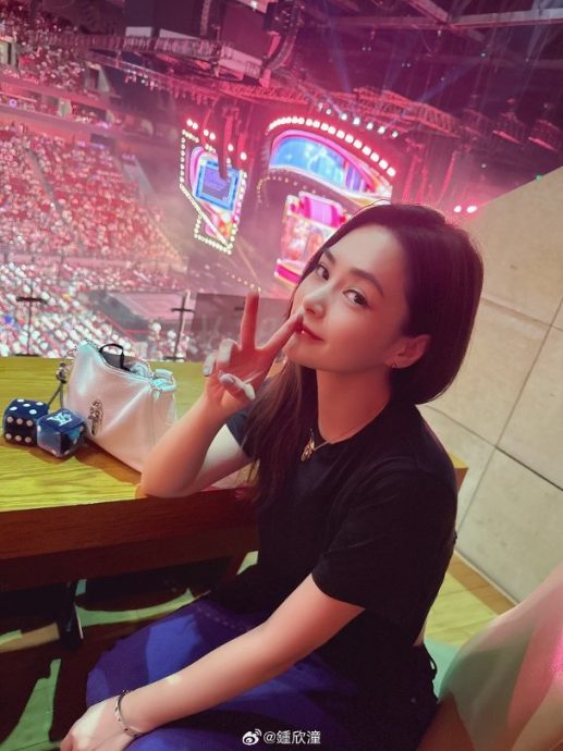 阿娇举V捧场甜心教主　王心凌北京开唱呕4次