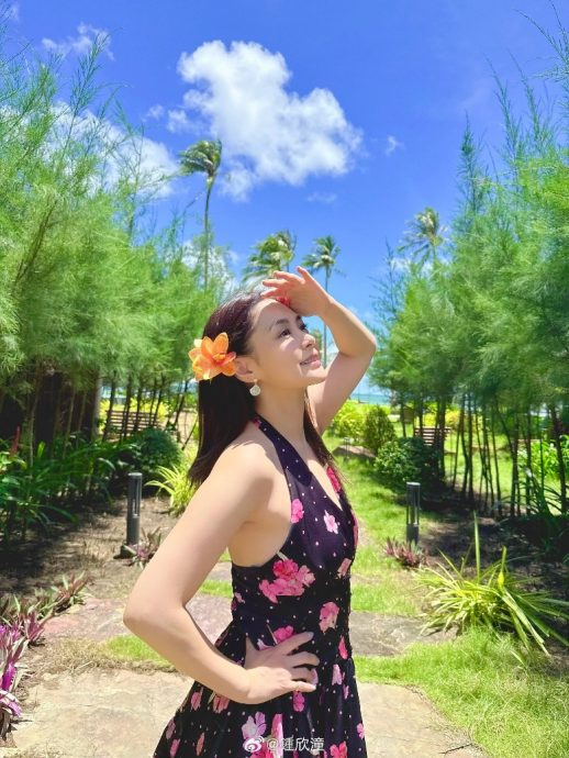 阿娇火辣度假照曝光 网惊呼:美得像AI生成