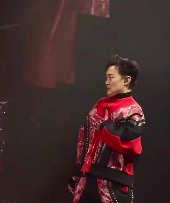 陈奕迅台上突掩胸干呕　疑焦虑症躯体化