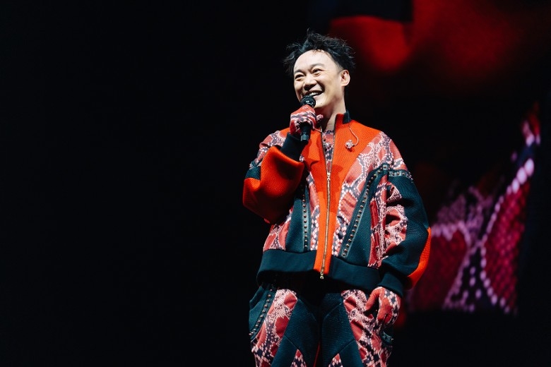 陈奕迅台上突掩胸干呕　疑焦虑症躯体化