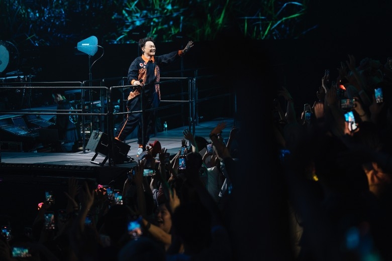 陈奕迅台上突掩胸干呕　疑焦虑症躯体化