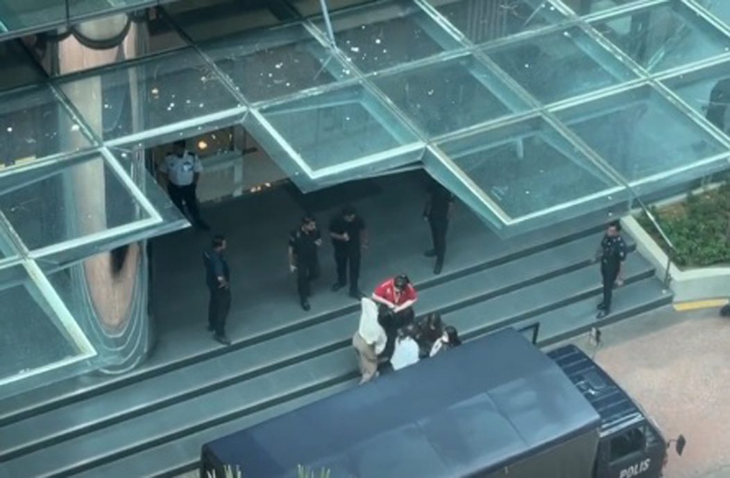 隆市警方扫荡非法外汇公司，超过4百名男女员工被捕