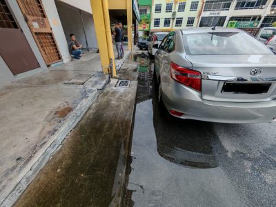 雨后甲市区出现数以百计“小水潭”,影响车辆通行及甲形象