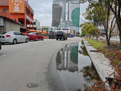 雨后甲市区出现数以百计“小水潭”,影响车辆通行及甲形象