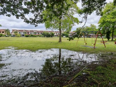 雨后甲市区出现数以百计“小水潭”,影响车辆通行及甲形象