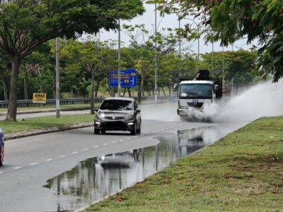雨后甲市区出现数以百计“小水潭”,影响车辆通行及甲形象