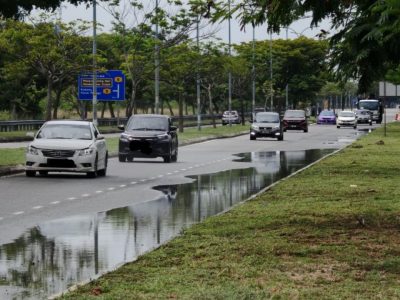雨后甲市区出现数以百计“小水潭”,影响车辆通行及甲形象