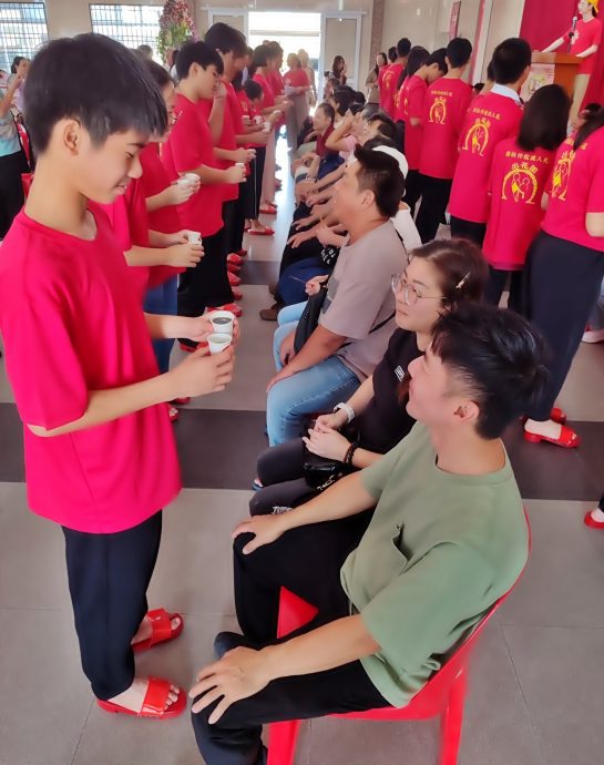 霹33潮籍男女少年 潮州音乐中“出花园”