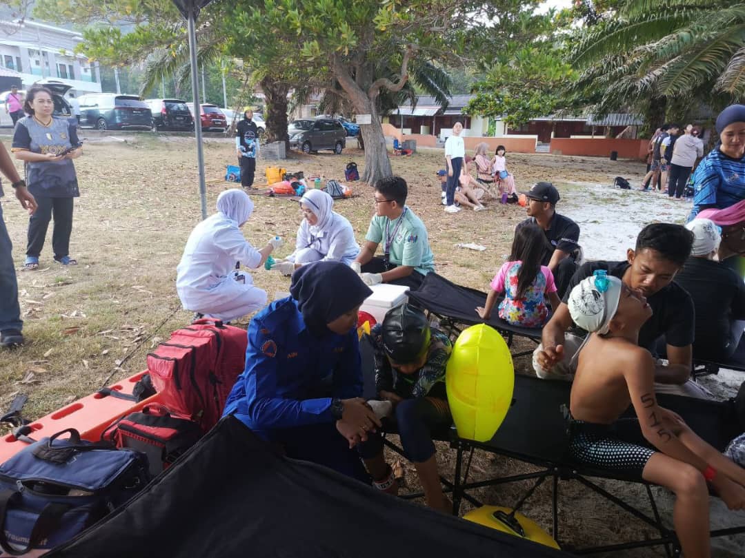 霹昔加里七湾海滩游泳公开赛 约40参赛者遭水母螫伤